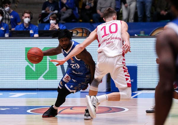10.04.2022, xmkx, Basketball BBL Bundesliga, Fraport Skyliners - Telekom Baskets Bonn v.l. Will Cherry (Fraport Skyliners), Saulius Kulvietis (Telekom Baskets Bonn) (DFL DFB REGULATIONS PROHIBIT ANY USE OF PHOTOGRAPHS as IMAGE SEQUENCES and or QUASI-VIDEO) emspor Frankfurt am Main