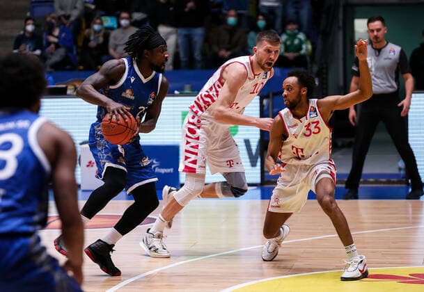 10.04.2022, xmkx, Basketball BBL Bundesliga, Fraport Skyliners - Telekom Baskets Bonn v.l. Will Cherry (Fraport Skyliners), Saulius Kulvietis (Telekom Baskets Bonn), Parker Jackson-Cartwright (Telekom Baskets Bonn) (DFL DFB REGULATIONS PROHIBIT ANY USE OF PHOTOGRAPHS as IMAGE SEQUENCES and or QUASI-VIDEO) emspor Frankfurt am Main
