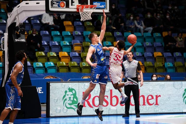 10.04.2022, xmkx, Basketball BBL Bundesliga, Fraport Skyliners - Telekom Baskets Bonn v.l. Lorenz Brenneke (Fraport Skyliners), Parker Jackson-Cartwright (Telekom Baskets Bonn) (DFL DFB REGULATIONS PROHIBIT ANY USE OF PHOTOGRAPHS as IMAGE SEQUENCES and or QUASI-VIDEO) emspor Frankfurt am Main