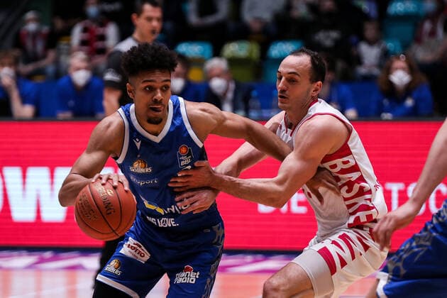 10.04.2022, xmkx, Basketball BBL Bundesliga, Fraport Skyliners - Telekom Baskets Bonn v.l. Len Adam Schoormann (Fraport Skyliners), Karsten Tadda (Telekom Baskets Bonn) (DFL DFB REGULATIONS PROHIBIT ANY USE OF PHOTOGRAPHS as IMAGE SEQUENCES and or QUASI-VIDEO) emspor Frankfurt am Main