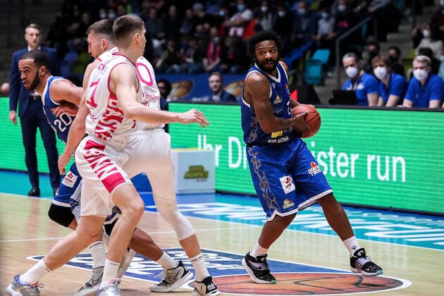 10.04.2022, xmkx, Basketball BBL Bundesliga, Fraport Skyliners - Telekom Baskets Bonn v.l. Oleksandr Lypovyy (Telekom Baskets Bonn), Quantez Robertson (Fraport Skyliners) (DFL DFB REGULATIONS PROHIBIT ANY USE OF PHOTOGRAPHS as IMAGE SEQUENCES and or QUASI-VIDEO) emspor Frankfurt am Main