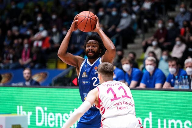 10.04.2022, xmkx, Basketball BBL Bundesliga, Fraport Skyliners - Telekom Baskets Bonn v.l. Quantez Robertson (Fraport Skyliners), Oleksandr Lypovyy (Telekom Baskets Bonn) (DFL DFB REGULATIONS PROHIBIT ANY USE OF PHOTOGRAPHS as IMAGE SEQUENCES and or QUASI-VIDEO) emspor Frankfurt am Main