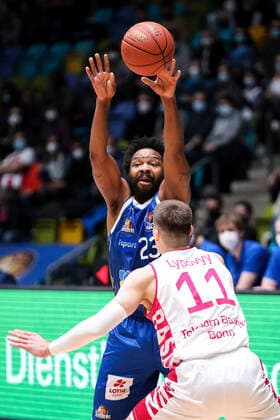 10.04.2022, xmkx, Basketball BBL Bundesliga, Fraport Skyliners - Telekom Baskets Bonn v.l. Quantez Robertson (Fraport Skyliners), Oleksandr Lypovyy (Telekom Baskets Bonn) (DFL DFB REGULATIONS PROHIBIT ANY USE OF PHOTOGRAPHS as IMAGE SEQUENCES and or QUASI-VIDEO) emspor Frankfurt am Main