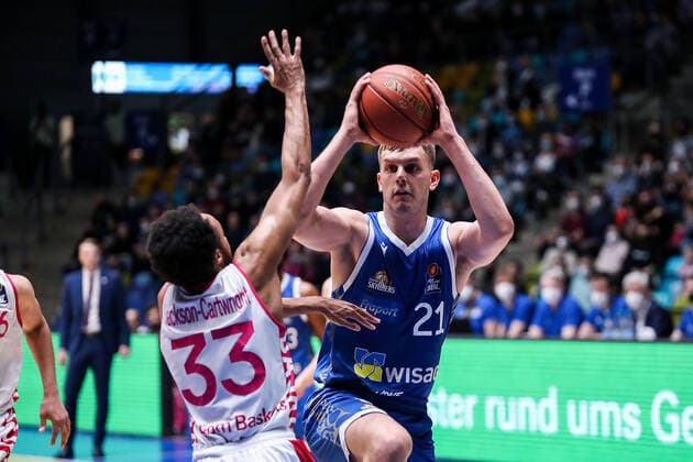 10.04.2022, xmkx, Basketball BBL Bundesliga, Fraport Skyliners - Telekom Baskets Bonn v.l. Parker Jackson-Cartwright (Telekom Baskets Bonn), Lorenz Brenneke (Fraport Skyliners) (DFL DFB REGULATIONS PROHIBIT ANY USE OF PHOTOGRAPHS as IMAGE SEQUENCES and or QUASI-VIDEO) emspor Frankfurt am Main