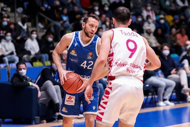 10.04.2022, xmkx, Basketball BBL Bundesliga, Fraport Skyliners - Telekom Baskets Bonn v.l. Marcel Ponitka (Fraport Skyliners), Karsten Tadda (Telekom Baskets Bonn) (DFL DFB REGULATIONS PROHIBIT ANY USE OF PHOTOGRAPHS as IMAGE SEQUENCES and or QUASI-VIDEO) emspor Frankfurt am Main