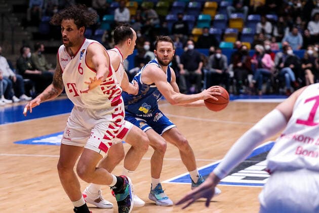 10.04.2022, xmkx, Basketball BBL Bundesliga, Fraport Skyliners - Telekom Baskets Bonn v.l. Karsten Tadda (Telekom Baskets Bonn), Marcel Ponitka (Fraport Skyliners) (DFL DFB REGULATIONS PROHIBIT ANY USE OF PHOTOGRAPHS as IMAGE SEQUENCES and or QUASI-VIDEO) emspor Frankfurt am Main