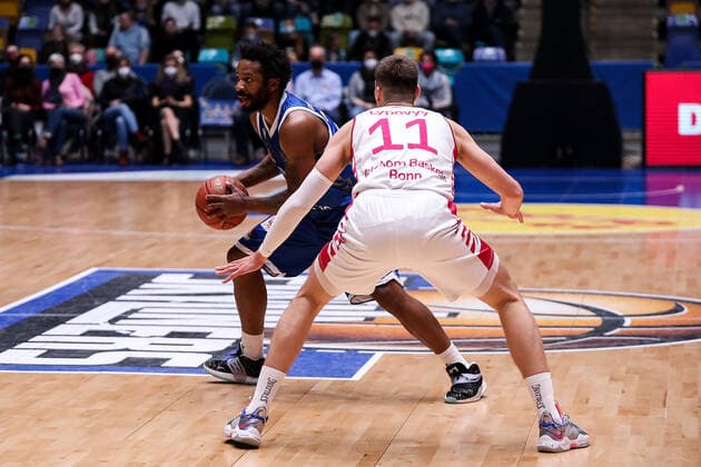 10.04.2022, xmkx, Basketball BBL Bundesliga, Fraport Skyliners - Telekom Baskets Bonn v.l. Quantez Robertson (Fraport Skyliners), Oleksandr Lypovyy (Telekom Baskets Bonn) (DFL DFB REGULATIONS PROHIBIT ANY USE OF PHOTOGRAPHS as IMAGE SEQUENCES and or QUASI-VIDEO) emspor Frankfurt am Main