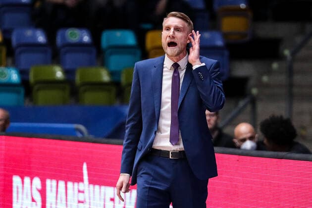10.04.2022, xmkx, Basketball BBL Bundesliga, Fraport Skyliners - Telekom Baskets Bonn v.l. Tuomas Iisalo (Trainer Telekom Baskets Bonn) (DFL DFB REGULATIONS PROHIBIT ANY USE OF PHOTOGRAPHS as IMAGE SEQUENCES and or QUASI-VIDEO) emspor Frankfurt am Main