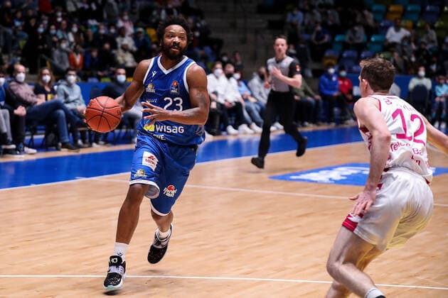 10.04.2022, xmkx, Basketball BBL Bundesliga, Fraport Skyliners - Telekom Baskets Bonn v.l. Quantez Robertson (Fraport Skyliners), Skyler Bowlin (Telekom Baskets Bonn) (DFL DFB REGULATIONS PROHIBIT ANY USE OF PHOTOGRAPHS as IMAGE SEQUENCES and or QUASI-VIDEO) emspor Frankfurt am Main