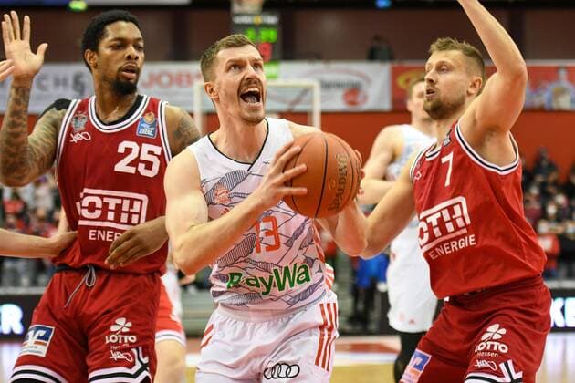 Phillip Fayne, Andreas Obst, Martins Laksa 29. Spieltag, Basketball Bundesliga, Basketball Saison 2021 2022, Deutschland, easyCredit BBL, Germany, Giessen 46ers, giessen rot, Herren, Jobstairs GIESSEN 46ers - FC Bayern München, Männer, München in weiss *** Phillip Fayne, Andreas Obst, Martins Laksa 29 matchday, Basketball Bundesliga, Basketball season 2021 2022, Germany, easyCredit BBL, Germany, Giessen 46ers, giessen red, men, Jobstairs GIESSEN 46ers FC Bayern Munich, men, Munich in white