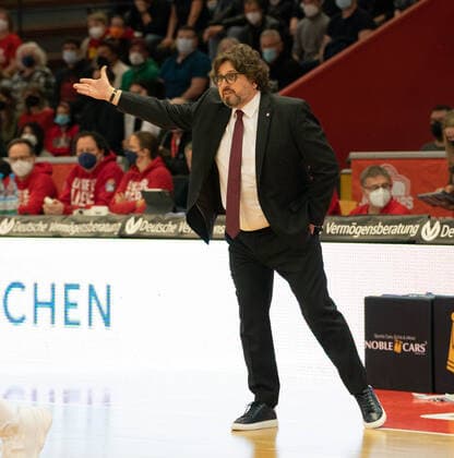 10.04.2022, xsltx, Basketball BBL Bundesliga, Giessen 46ers - FC Bayern Muenchen Basketball emspor, v.l. Andrea Trinchieri - Head Coach (FC Bayern München) (DFL DFB REGULATIONS PROHIBIT ANY USE OF PHOTOGRAPHS as IMAGE SEQUENCES and or QUASI-VIDEO) Giessen