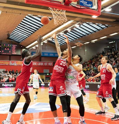 10.04.2022, xsltx, Basketball BBL Bundesliga, Giessen 46ers - FC Bayern Muenchen Basketball emspor, v.l. Nuni Omot - Small Forward (Jobstairs Gießen 46ers), Phillip Darnell Fayne II - Power Forward (Jobstairs Gießen 46ers), Jason George - SG (FC Bayern München), Florian Koch - Small Forward (Jobstairs Gießen 46ers) (DFL DFB REGULATIONS PROHIBIT ANY USE OF PHOTOGRAPHS as IMAGE SEQUENCES and or QUASI-VIDEO) Giessen
