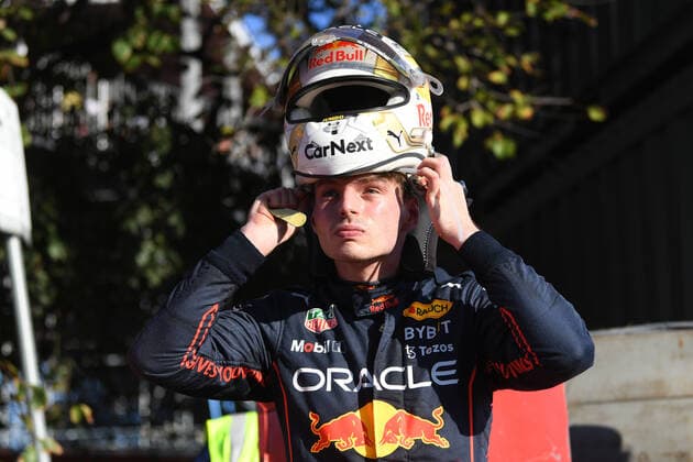 10th April 2022, Albert Park, Melbourne, Australia; FIA Formula 1 Australian Grand Prix, Race Day: Max Verstappen of the Netherlands and Red Bull Racing reacts to a car failure during the Australian Grand Prix  ActionPlus12377853 MorganxHancock