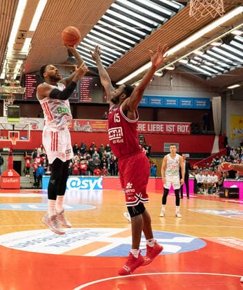10.04.2022, xsltx, Basketball BBL Bundesliga, Giessen 46ers - FC Bayern Muenchen Basketball emspor, v.l. Deshaun Thomas - PF (FC Bayern München), Jalon Demarco Miller - Center Power Forward (Jobstairs Gießen 46ers) (DFL DFB REGULATIONS PROHIBIT ANY USE OF PHOTOGRAPHS as IMAGE SEQUENCES and or QUASI-VIDEO) Giessen