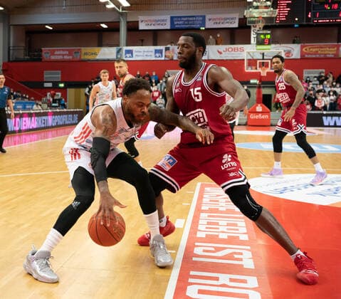 10.04.2022, xsltx, Basketball BBL Bundesliga, Giessen 46ers - FC Bayern Muenchen Basketball emspor, v.l. Deshaun Thomas - PF (FC Bayern München), Jalon Demarco Miller - Center Power Forward (Jobstairs Gießen 46ers) (DFL DFB REGULATIONS PROHIBIT ANY USE OF PHOTOGRAPHS as IMAGE SEQUENCES and or QUASI-VIDEO) Giessen