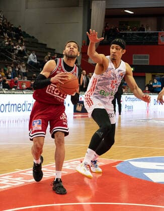 10.04.2022, xsltx, Basketball BBL Bundesliga, Giessen 46ers - FC Bayern Muenchen Basketball emspor, v.l. Kendale Deshawn McCullum - (C) Point Guard (Jobstairs Gießen 46ers) agierte wieder als zuverlässiger Punktelieferant, Jason George - SG (FC Bayern München) kann ich nicht stoppen (DFL DFB REGULATIONS PROHIBIT ANY USE OF PHOTOGRAPHS as IMAGE SEQUENCES and or QUASI-VIDEO) Giessen