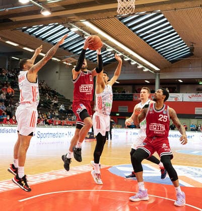 10.04.2022, xsltx, Basketball BBL Bundesliga, Giessen 46ers - FC Bayern Muenchen Basketball emspor, 2. v.l. Kendale Deshawn McCullum - (C) Point Guard (Jobstairs Gießen 46ers) punktet für Gießen (DFL DFB REGULATIONS PROHIBIT ANY USE OF PHOTOGRAPHS as IMAGE SEQUENCES and or QUASI-VIDEO) Giessen