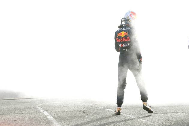 Bilder des Jahres 2022, Sport 04 April Sport Themen der Woche KW14 10th April 2022, Albert Park, Melbourne, Australia; FIA Formula 1 Australian Grand Prix, Race Day: Max Verstappen of the Netherlands and Red Bull Racing reacts to a car failure during the Australian Grand Prix  ActionPlus12377842 MorganxHancock