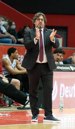 10.04.2022, xsltx, Basketball BBL Bundesliga, Giessen 46ers - FC Bayern Muenchen Basketball emspor, v.l. Andrea Trinchieri - Head Coach (FC Bayern München) (DFL DFB REGULATIONS PROHIBIT ANY USE OF PHOTOGRAPHS as IMAGE SEQUENCES and or QUASI-VIDEO) Giessen