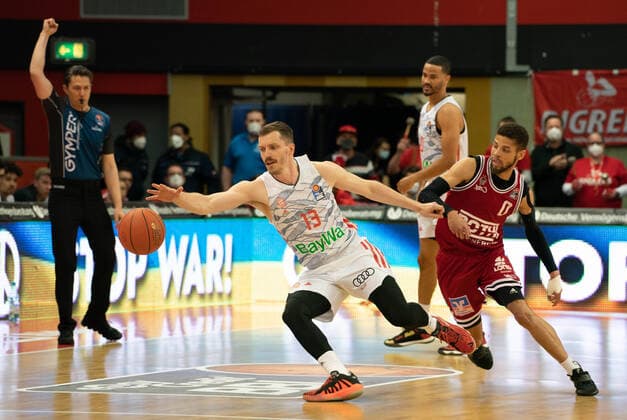 10.04.2022, xsltx, Basketball BBL Bundesliga, Giessen 46ers - FC Bayern Muenchen Basketball emspor, v.l. Andreas Obst - SG (FC Bayern München), Kendale Deshawn McCullum - (C) Point Guard (Jobstairs Gießen 46ers) (DFL DFB REGULATIONS PROHIBIT ANY USE OF PHOTOGRAPHS as IMAGE SEQUENCES and or QUASI-VIDEO) Giessen