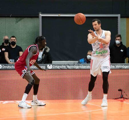 10.04.2022, xsltx, Basketball BBL Bundesliga, Giessen 46ers - FC Bayern Muenchen Basketball emspor, v.l. Nuni Omot - Small Forward (Jobstairs Gießen 46ers), Paul Zipser - SF (FC Bayern München) (DFL DFB REGULATIONS PROHIBIT ANY USE OF PHOTOGRAPHS as IMAGE SEQUENCES and or QUASI-VIDEO) Giessen