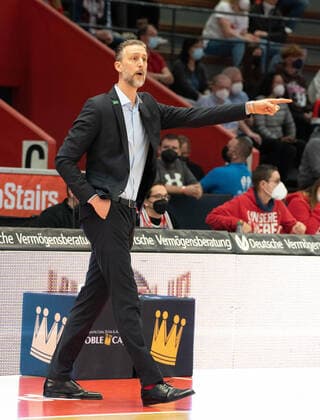 10.04.2022, xsltx, Basketball BBL Bundesliga, Giessen 46ers - FC Bayern Muenchen Basketball emspor, v.l. Pete Strobl - Headcoach (Jobstairs Gießen 46ers) (DFL DFB REGULATIONS PROHIBIT ANY USE OF PHOTOGRAPHS as IMAGE SEQUENCES and or QUASI-VIDEO) Giessen