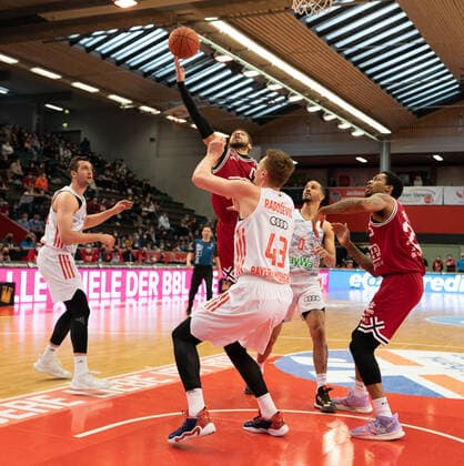 10.04.2022, xsltx, Basketball BBL Bundesliga, Giessen 46ers - FC Bayern Muenchen Basketball emspor, v.l. Paul Zipser - SF (FC Bayern München), Kendale Deshawn McCullum - (C) Point Guard (Jobstairs Gießen 46ers), Leon Radosevic - C (FC Bayern München), Nick Weiler-Babb - SG (FC Bayern München), Phillip Darnell Fayne II - Power Forward (Jobstairs Gießen 46ers) (DFL DFB REGULATIONS PROHIBIT ANY USE OF PHOTOGRAPHS as IMAGE SEQUENCES and or QUASI-VIDEO) Giessen
