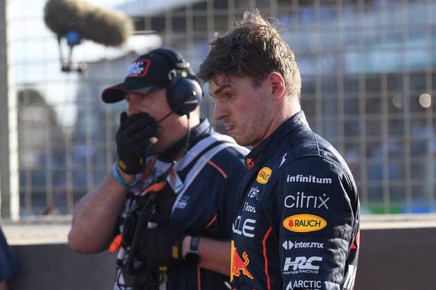 Sport Bilder des Tages 10th April 2022, Albert Park, Melbourne, Australia; FIA Formula 1 Australian Grand Prix, Race Day: Max Verstappen of the Netherlands and Red Bull Racing reacts to a car failure during the Australian Grand Prix  ActionPlus12377848 MorganxHancock