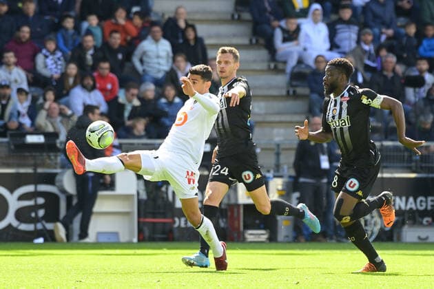 Fußball, SCO Angers - OSC Lille Benjamin Andre ( 21 - LOSC ) - THOMAS Romain ( 24 - Angers ) - TRAORE Ismael ( 8 - Angers ) - FOOTBALL : Angers vs Lille - Ligue 1 - 10 04 2022 FedericoPestellini Panoramic 