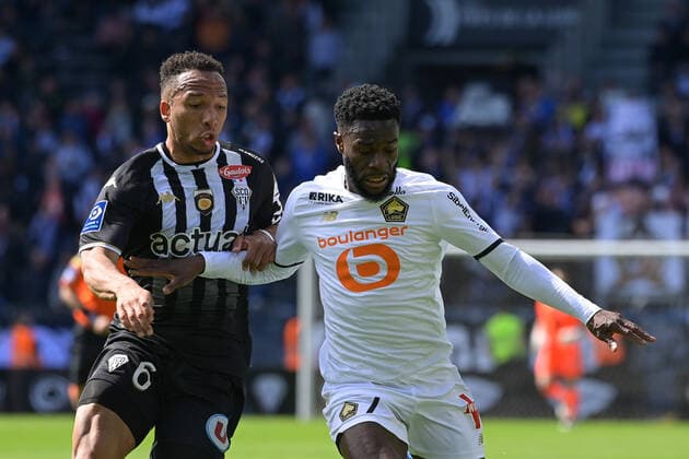 Fußball, SCO Angers - OSC Lille Jonathan BAMBA ( 7 - LOSC ) - Enzo EBOSSE ( 6 - Angers ) - FOOTBALL : Angers vs Lille - Ligue 1 - 10 04 2022 FedericoPestellini Panoramic 