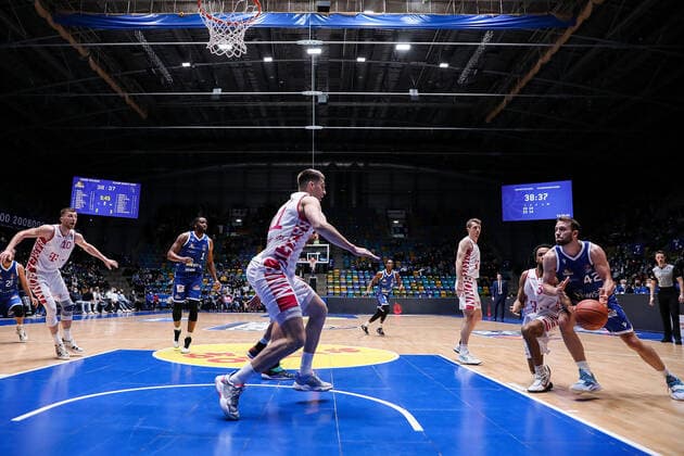 10.04.2022, xmkx, Basketball BBL Bundesliga, Fraport Skyliners - Telekom Baskets Bonn v.l. Oleksandr Lypovyy (Telekom Baskets Bonn), Marcel Ponitka (Fraport Skyliners) (DFL DFB REGULATIONS PROHIBIT ANY USE OF PHOTOGRAPHS as IMAGE SEQUENCES and or QUASI-VIDEO) emspor Frankfurt am Main