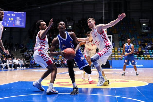 10.04.2022, xmkx, Basketball BBL Bundesliga, Fraport Skyliners - Telekom Baskets Bonn v.l. Parker Jackson-Cartwright (Telekom Baskets Bonn), Brancou Badio (Fraport Skyliners), Saulius Kulvietis (Telekom Baskets Bonn) (DFL DFB REGULATIONS PROHIBIT ANY USE OF PHOTOGRAPHS as IMAGE SEQUENCES and or QUASI-VIDEO) emspor Frankfurt am Main