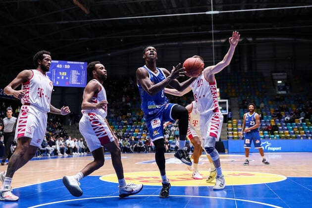 10.04.2022, xmkx, Basketball BBL Bundesliga, Fraport Skyliners - Telekom Baskets Bonn v.l. Justin Gorham (Telekom Baskets Bonn), Parker Jackson-Cartwright (Telekom Baskets Bonn), Brancou Badio (Fraport Skyliners), Saulius Kulvietis (Telekom Baskets Bonn) (DFL DFB REGULATIONS PROHIBIT ANY USE OF PHOTOGRAPHS as IMAGE SEQUENCES and or QUASI-VIDEO) emspor Frankfurt am Main