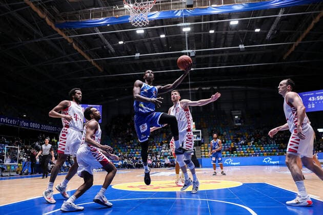 10.04.2022, xmkx, Basketball BBL Bundesliga, Fraport Skyliners - Telekom Baskets Bonn v.l. Justin Gorham (Telekom Baskets Bonn), Parker Jackson-Cartwright (Telekom Baskets Bonn), Brancou Badio (Fraport Skyliners), Saulius Kulvietis (Telekom Baskets Bonn) (DFL DFB REGULATIONS PROHIBIT ANY USE OF PHOTOGRAPHS as IMAGE SEQUENCES and or QUASI-VIDEO) emspor Frankfurt am Main