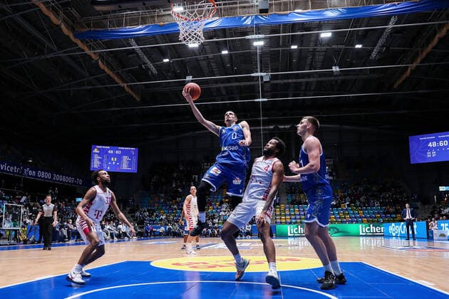 10.04.2022, xmkx, Basketball BBL Bundesliga, Fraport Skyliners - Telekom Baskets Bonn v.l. Parker Jackson-Cartwright (Telekom Baskets Bonn), Lukas Wank (Fraport Skyliners), Justin Gorham (Telekom Baskets Bonn), Lorenz Brenneke (Fraport Skyliners) (DFL DFB REGULATIONS PROHIBIT ANY USE OF PHOTOGRAPHS as IMAGE SEQUENCES and or QUASI-VIDEO) emspor Frankfurt am Main