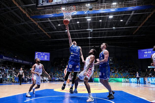 10.04.2022, xmkx, Basketball BBL Bundesliga, Fraport Skyliners - Telekom Baskets Bonn v.l. Parker Jackson-Cartwright (Telekom Baskets Bonn), Lukas Wank (Fraport Skyliners), Justin Gorham (Telekom Baskets Bonn), Lorenz Brenneke (Fraport Skyliners) (DFL DFB REGULATIONS PROHIBIT ANY USE OF PHOTOGRAPHS as IMAGE SEQUENCES and or QUASI-VIDEO) emspor Frankfurt am Main