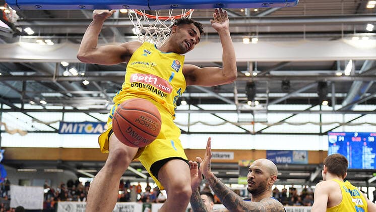 Basketball, 1. Bundesliga, Saison 2021 2022, 29. Spieltag, SYNTAINICS MBC (Mitteldeutscher Basketball Club Weissenfels) vs. Alba Berlin (10.04.2022) Oscar da Silva (Forward Alba Berlin, Rueckennummer 1) bei einem Dunk Dunking beim Spiel Weißenfels gegen Alba Berlin (10.04.2022) Weißenfels Sachsen-Anhalt Deutschland Stadthalle Weißenfels