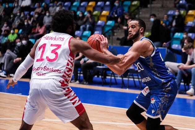 10.04.2022, xmkx, Basketball BBL Bundesliga, Fraport Skyliners - Telekom Baskets Bonn v.l. Javontae Hawkins (Telekom Baskets Bonn), Rasheed Moore (Fraport Skyliners) (DFL DFB REGULATIONS PROHIBIT ANY USE OF PHOTOGRAPHS as IMAGE SEQUENCES and or QUASI-VIDEO) emspor Frankfurt am Main
