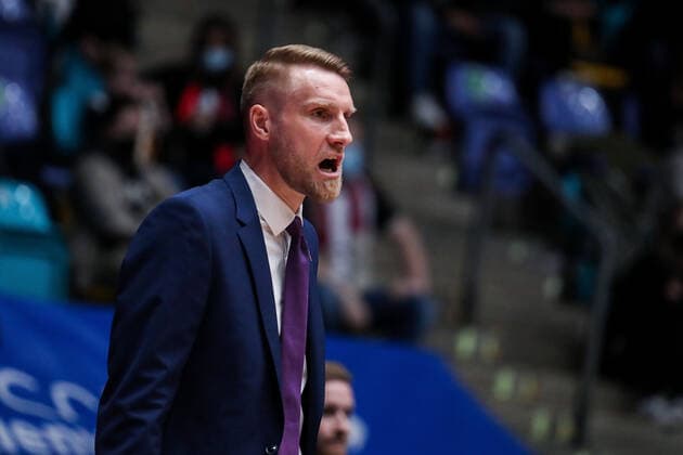 10.04.2022, xmkx, Basketball BBL Bundesliga, Fraport Skyliners - Telekom Baskets Bonn v.l. Tuomas Iisalo (Trainer Telekom Baskets Bonn) (DFL DFB REGULATIONS PROHIBIT ANY USE OF PHOTOGRAPHS as IMAGE SEQUENCES and or QUASI-VIDEO) emspor Frankfurt am Main