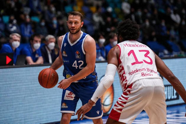 10.04.2022, xmkx, Basketball BBL Bundesliga, Fraport Skyliners - Telekom Baskets Bonn v.l. Marcel Ponitka (Fraport Skyliners), Javontae Hawkins (Telekom Baskets Bonn) (DFL DFB REGULATIONS PROHIBIT ANY USE OF PHOTOGRAPHS as IMAGE SEQUENCES and or QUASI-VIDEO) emspor Frankfurt am Main