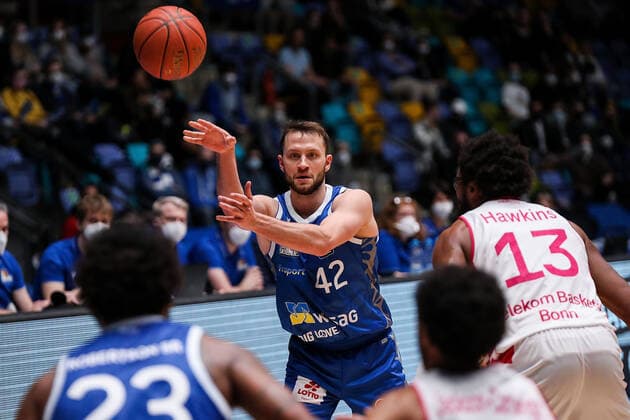 10.04.2022, xmkx, Basketball BBL Bundesliga, Fraport Skyliners - Telekom Baskets Bonn v.l. Marcel Ponitka (Fraport Skyliners), Javontae Hawkins (Telekom Baskets Bonn) (DFL DFB REGULATIONS PROHIBIT ANY USE OF PHOTOGRAPHS as IMAGE SEQUENCES and or QUASI-VIDEO) emspor Frankfurt am Main
