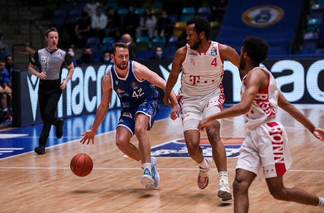 10.04.2022, xmkx, Basketball BBL Bundesliga, Fraport Skyliners - Telekom Baskets Bonn v.l. Marcel Ponitka (Fraport Skyliners), Justin Gorham (Telekom Baskets Bonn) (DFL DFB REGULATIONS PROHIBIT ANY USE OF PHOTOGRAPHS as IMAGE SEQUENCES and or QUASI-VIDEO) emspor Frankfurt am Main