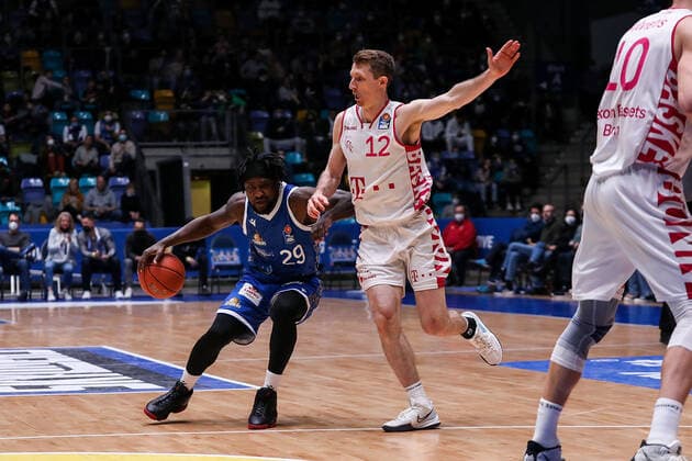 10.04.2022, xmkx, Basketball BBL Bundesliga, Fraport Skyliners - Telekom Baskets Bonn v.l. Will Cherry (Fraport Skyliners), Skyler Bowlin (Telekom Baskets Bonn) (DFL DFB REGULATIONS PROHIBIT ANY USE OF PHOTOGRAPHS as IMAGE SEQUENCES and or QUASI-VIDEO) emspor Frankfurt am Main