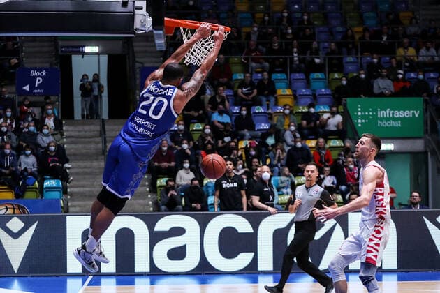 10.04.2022, xmkx, Basketball BBL Bundesliga, Fraport Skyliners - Telekom Baskets Bonn v.l. Rasheed Moore (Fraport Skyliners), Saulius Kulvietis (Telekom Baskets Bonn) (DFL DFB REGULATIONS PROHIBIT ANY USE OF PHOTOGRAPHS as IMAGE SEQUENCES and or QUASI-VIDEO) emspor Frankfurt am Main