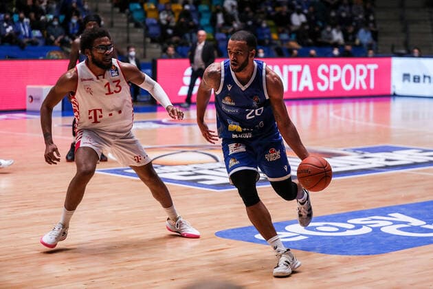 10.04.2022, xmkx, Basketball BBL Bundesliga, Fraport Skyliners - Telekom Baskets Bonn v.l. Javontae Hawkins (Telekom Baskets Bonn), Rasheed Moore (Fraport Skyliners) (DFL DFB REGULATIONS PROHIBIT ANY USE OF PHOTOGRAPHS as IMAGE SEQUENCES and or QUASI-VIDEO) emspor Frankfurt am Main