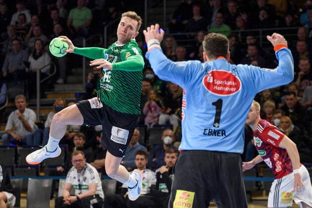 Bilder des Jahres 2022, Sport 04 April Sport Themen der Woche KW14 v.l. Lasse Andersson (Fuechse Berlin, 11), Domenico Ebner (TSV Hannover Burgdorf, 01), Zweikampf, Action, Kampf, Wurf, Luft, Sprung GER, Fuechse Berlin vs TSV Hannover Burgdorf, Handball 1. Bundesliga - Maenner, . Spieltag, Saison 2021 2022, 10.04.2022, GER, Fuechse Berlin vs TSV Hannover Burgdorf, Handball 1. Bundesliga - Maenner, . Spieltag, Saison 2021 2022, 10.04.2022, Berlin *** v l Lasse Andersson Fuechse Berlin, 11 , Domenico Ebner TSV Hannover Burgdorf, 01 , duel, action, fight, throw, air, jump GER, Fuechse Berlin vs TSV Hannover Burgdorf, Handball 1 Bundesliga Maenner, Matchday, Season 2021 2022, 10 04 2022, GER, Fuechse Berlin vs TSV Hannover Burgdorf, Handball 1 Bundesliga Maenner, Matchday, Season 2021 2022, 10 04 2022, Berlin Copyright: xEibner-Pressefoto UwexKochx EP_UKH