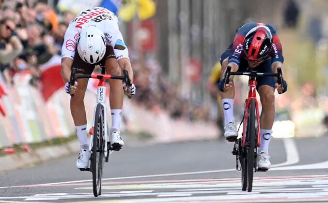 Sport Themen der Woche KW14 Sport Bilder des Tages VILT, THE NETHERLANDS - APRIL 10 : Kwiatkowski Michal (POL) of INEOS Grenadiers wins the sprint before Cosnefroy Benoit (FRA) of AG2R Citroen Team during the UCI WorldTour 56th Amstel Gold Race cycling race with start in Maastricht and finish in Vilt on April 10, 2022 in Vilt, The Netherlands, 10 04 2022 ( Motordriver Guy De Vuyst - Amstel Gold Race UCI WorldTour 2022 cycling race PhotoNews Panoramic 
