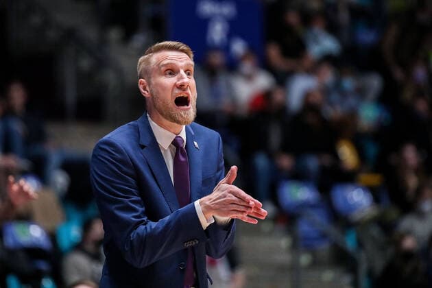 10.04.2022, xmkx, Basketball BBL Bundesliga, Fraport Skyliners - Telekom Baskets Bonn v.l. Tuomas Iisalo (Trainer Telekom Baskets Bonn) (DFL DFB REGULATIONS PROHIBIT ANY USE OF PHOTOGRAPHS as IMAGE SEQUENCES and or QUASI-VIDEO) emspor Frankfurt am Main