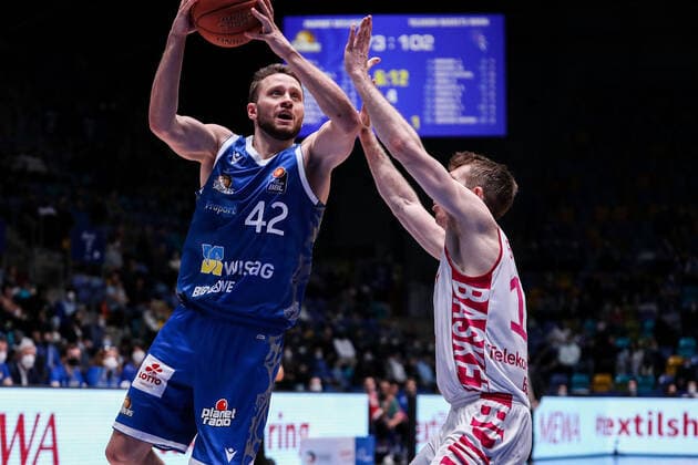 10.04.2022, xmkx, Basketball BBL Bundesliga, Fraport Skyliners - Telekom Baskets Bonn v.l. Marcel Ponitka (Fraport Skyliners), Skyler Bowlin (Telekom Baskets Bonn) (DFL DFB REGULATIONS PROHIBIT ANY USE OF PHOTOGRAPHS as IMAGE SEQUENCES and or QUASI-VIDEO) emspor Frankfurt am Main