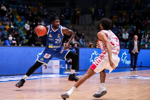 10.04.2022, xmkx, Basketball BBL Bundesliga, Fraport Skyliners - Telekom Baskets Bonn v.l. Will Cherry (Fraport Skyliners), Parker Jackson-Cartwright (Telekom Baskets Bonn) (DFL DFB REGULATIONS PROHIBIT ANY USE OF PHOTOGRAPHS as IMAGE SEQUENCES and or QUASI-VIDEO) emspor Frankfurt am Main